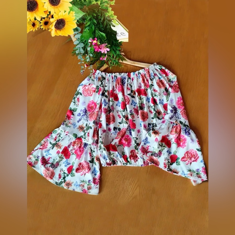 Medium Floral flowy crop blouse with flared sleeves